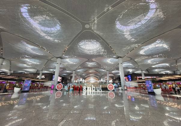 ISTANBUL, TURKEY - MAY 8, 2023: Inscription Istanbul at hall in new main Istanbul International Airport. Travelers like to take photos on the background of letters. International departure gates at Istanbul Ataturk Airport Ataturk Istanbul Turkey *** ISTANBUL, TÜRKEI 8. MAI 2023 Aufschrift Istanbul in der Halle des neuen internationalen Flughafens Istanbul Reisende machen gerne Fotos vor dem Hintergrund der Buchstaben Internationale Abflugtore am Flughafen Istanbul Ataturk Ataturk Istanbul Türkei Copyright: xx