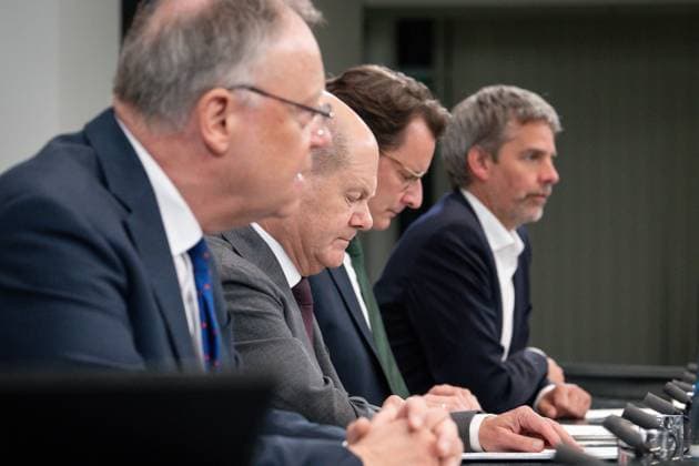 Bilder des Jahres 2023, News 05 Mai News Themen der Woche KW19 News Bilder des Tages Sonder MPK zum Fluechtlingsgipfel Aktuell, 10.05.2023, Berlin, Ministerpraesident Stephan Weil (SPD) von Niedersachsen gemeinsam mit Bundeskanzler Olaf Scholz und Ministerpraesident Hendrik Wuest (CDU) von Nordrhein-Westfalen bei der Pressekonferenz im Anschluss an die Sonder-MPK zum Fluechtlingsgipfel mit den Regierungschefinnen und Regierungschefs der Laender im Bundeskanzleramt in Berlin Berlin Berlin Deutschland *** Sonder MPK zum Fluechtlingsgipfel Aktuell, 10 05 2023, Berlin, Prime Minister Stephan Weil SPD of Lower Saxony together with Chancellor Olaf Scholz and Prime Minister Hendrik Wuest CDU of North Rhine Westphalia at the press conference following the Sonder MPK zum Fluechtlingsgipfel with the heads of government of the sta