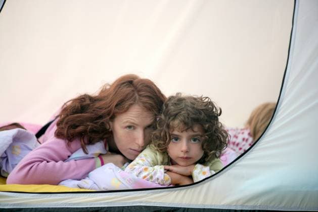 IMAGO Creative: Sommer, In den Bergen Camping tent vacation with mother and two little daughters Copyright: xTONOxBALAGUERx xDesignxPicsx , 30940502 Copyright: TONOxBALAGUERx xDesignxPics 30940502