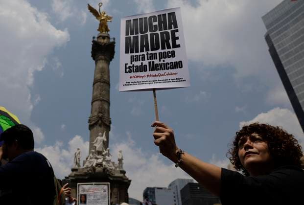 Mexiko, Demonstranten erinnern an Vermisste Mother s Day In Mexico A relative mother of a disappeared person demonstrates at the Angel of Independence in Mexico City on the occasion of Mother s Day in Mexico and the XII March of National Dignity, where dozens of people demanded the appearance of their loved ones. Mexico City Mexico City Mexico  Copyright: xGerardoxVieyrax originalFilename: vieyra-notitle230510_np69r.jpg
