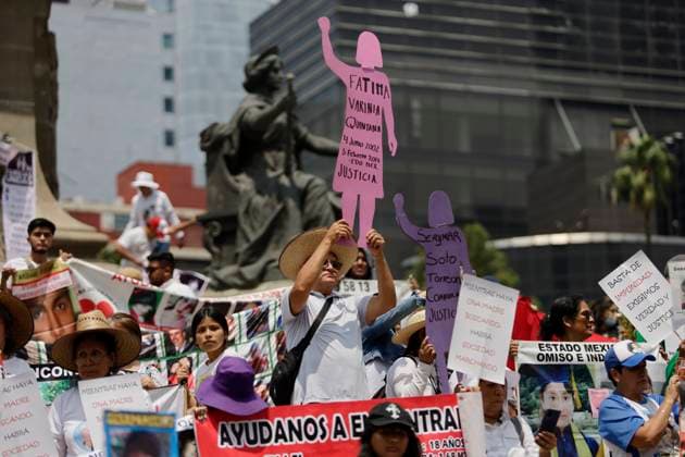 Mexiko, Demonstranten erinnern an Vermisste Mother s Day In Mexico Relatives of disappeared persons hold photographs and banners while demonstrating at the Angel of Independence in Mexico City on the occasion of Mother s Day in Mexico and the XII March of National Dignity, where dozens of people demanded the appearance of their loved ones dear ones Mexico City Mexico City Mexico  Copyright: xGerardoxVieyrax originalFilename: vieyra-notitle230510_nperR.jpg