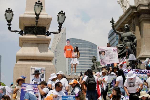 Mexiko, Demonstranten erinnern an Vermisste Mother s Day In Mexico Relatives of disappeared persons hold photographs and banners while demonstrating at the Angel of Independence in Mexico City on the occasion of Mother s Day in Mexico and the XII March of National Dignity, where dozens of people demanded the appearance of their loved ones dear ones Mexico City Mexico City Mexico  Copyright: xGerardoxVieyrax originalFilename: vieyra-notitle230510_nptQv.jpg