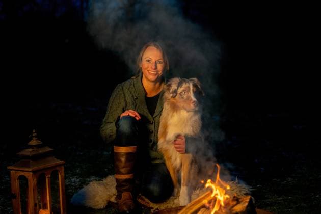 IMAGO Creative: Herbst, Abend am Lagerfeuer An Australian Shepherd dog sits with his owner in the twilight by the campfire. Woman and dog are lit by the gold colored fire at dusk. Camping life in winter An Australian Shepherd dog sits with his owner in the twilight by the campfire. Woman and dog are lit by the gold colored fire at dusk. Camping life in winter. ,model released, Symbolfoto Copyright: xZoonar.com geaxveenstrax 16848155 ,model released, Symbolfoto ,property released