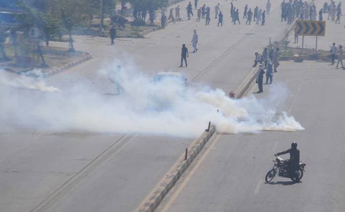 News Themen der Woche KW19 News Bilder des Tages Supporters of Pakistan Tehreek-e-Insaf Protest Pakistani security forces fire teargas shells toward the supporters of Pakistan Tehrerk-e-Insaf (PTI) during a clash close to Police Headquarters where former Prime Minister Imran Khan is kept in custody following his arrest in Islamabad. Khan was arrested at the premises of Islamabad High Court in Islamabad on May 09 in a corruption case, will appear in a special court at the capital s police headquarters to answer graft charge. Islamabad Pakistan Copyright: RajaxImran