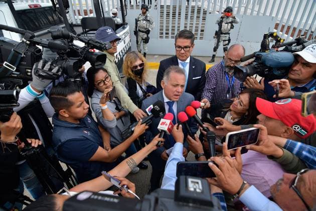 News Bilder des Tages Mexiko, mögliche Freilassung von Hector Luis Palma -Eindrücke vom Hochsicherheitsgefängnis Altiplano May 10, 2023 Almoloya de JuoÂ¡rez , Mexico : Joso Gabriel MartoÂ­nez HernoÂ¡ndez, lawyer for drug trafficker Ho ctor Luis El GoÂ¼ero Palma during a conference with the media outside the Federal Center for Social Readaptation No. 1 El Altiplano . on May 10, 2023 in Almoloya de JuoÂ¡rez, Mo xico. Almoloya de Juarez Mexico - ZUMAe321 20230511_zia_e321_012 Copyright: xArturoxHernandezx