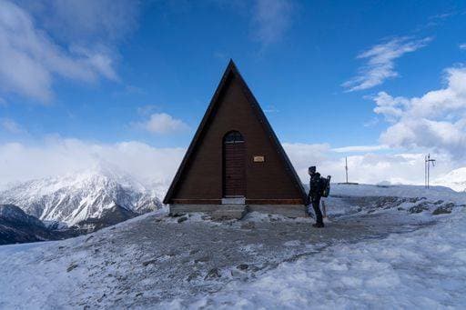 RECORD DATE NOT STATED A closeup of a triangle wooden house on a snowy mountain *** einer closeupe des einer Dreieck hölzern Haus am einer Verschneite Berg 4885365 ,model released, Symbolfoto
