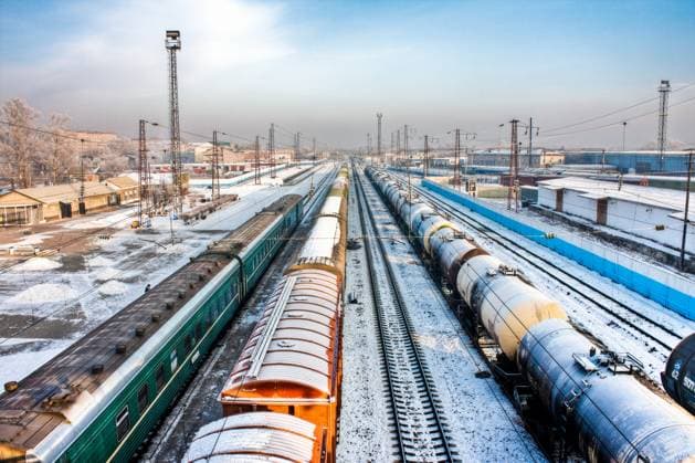 IMAGO Creative, Jahreszeit Winter in der Stadt winter view of the train station with rails and trains and blue sky in background Copyright: xKonstantinxYolshinx xDesignxPicsx , 30953682 Copyright: KonstantinxYolshinx xDesignxPics 30953682