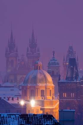 IMAGO Creative, Jahreszeit Winter in der Stadt prague - spires of the old town during heavy snowfall Copyright: xfrantisekxchmurax xDesignxPicsx , 30955779 Copyright: frantisekxchmurax xDesignxPics 30955779
