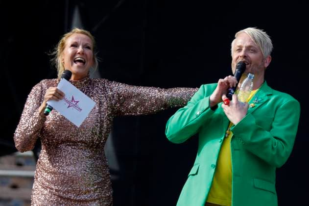 Andrea Kiewel und Ross Antony live beim Konzert Schlagersterne Mallorca 2023 im Coliseo Balear. Palma, 10.05.2023