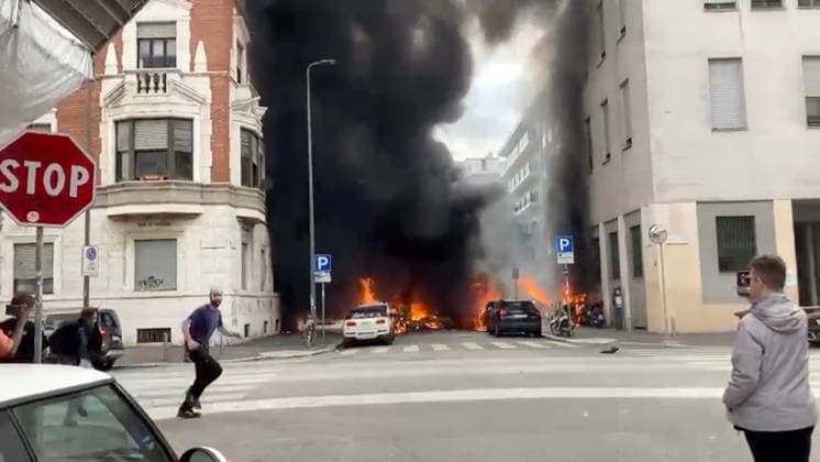 News Themen der Woche KW19 News Bilder des Tages foto IPP da video milano 11-05-2023 Incendio in centro a Milano, auto a fuoco nell esplosione nella foto le fiamme e il fumo nero provocato da una esplosione in via Pier Lombardo, zona Porta Romana *** IPP photo from video milan 11 05 2023 Fire in downtown Milan, car on fire in the explosion in the photo the flames and black smoke caused by an explosion in Pier Lombardo street, Porta Romana area  0