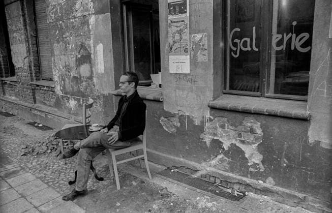 Galerie Knaack 90 DDR, Berlin, 08.03.1990, Galerist vor einer provisorischen Galerie in der Knaackstraße 90, Â *** Gallery Knaack 90 GDR, Berlin, 08 03 1990, gallery owner in front of a temporary gallery in Knaackstraße 90, Â
