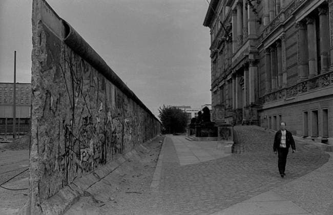 Mauer Niederkirchnerstraße DDR, Berlin, 30.04.1990, Mauer am Gropius Bau, Niederkirchnerstraße, links das ehem Luftfahrtministerium, Â *** Wall Niederkirchnerstraße GDR, Berlin, 30 04 1990, Wall at Gropius Bau, Niederkirchnerstraße, on the left the former Ministry of Aviation, Â