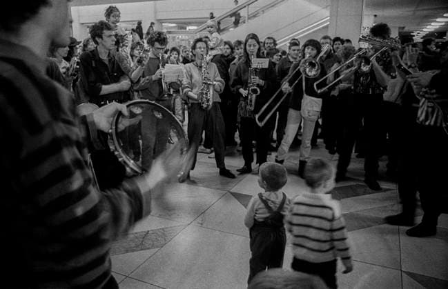 Besetzung des Palast der Republik DDR, Berlin, 04.03.1990, Forderung nach kultureller Nutzung, Musikkapelle, Â *** Occupation of the Palace of the Republic GDR, Berlin, 04 03 1990, demand for cultural use, music band, Â