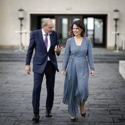 Annalena Baerbock, Bundesaussenministerin, laedt zu Kleeblatt-Treffen nach Berlin ein. Hier aufgenommen auf dem Weg zu einem gemeinsamen Arbeitsmittagessen (R-L): Annalena Baerbock, Bundesaussenministerin, und Ayman Safadi , Aussenminister von Jordanien. Berlin, 11.05.2023. Berlin Deutschland