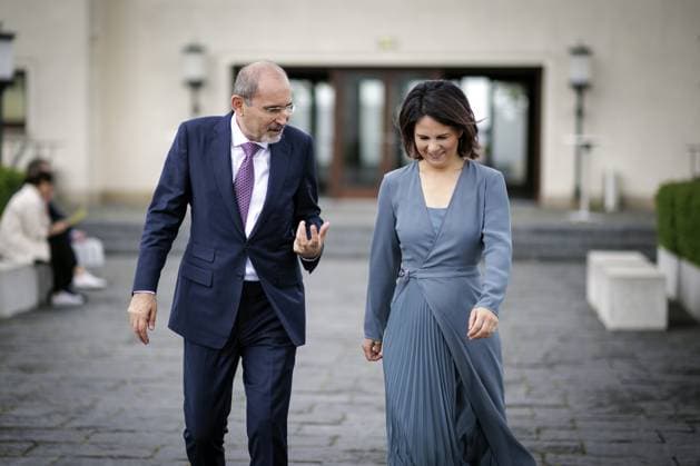 Annalena Baerbock, Bundesaussenministerin, laedt zu Kleeblatt-Treffen nach Berlin ein. Hier aufgenommen auf dem Weg zu einem gemeinsamen Arbeitsmittagessen (R-L): Annalena Baerbock, Bundesaussenministerin, und Ayman Safadi , Aussenminister von Jordanien. Berlin, 11.05.2023. Berlin Deutschland