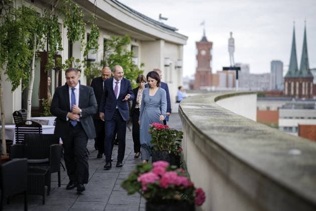Annalena Baerbock, Bundesaussenministerin, laedt zu Kleeblatt-Treffen nach Berlin ein. Hier aufgenommen auf dem Weg zu einem gemeinsamen Arbeitsmittagessen: (L-R) Ayman Safadi , Aussenminister von Jordanien, und Annalena Baerbock, Bundesaussenministerin, sowie dahinter Sameh Shoukry, Aussenminister von Aegypten und Catherine Colonna, Aussenministerin von Frankreich. Berlin, 11.05.2023. Berlin Deutschland