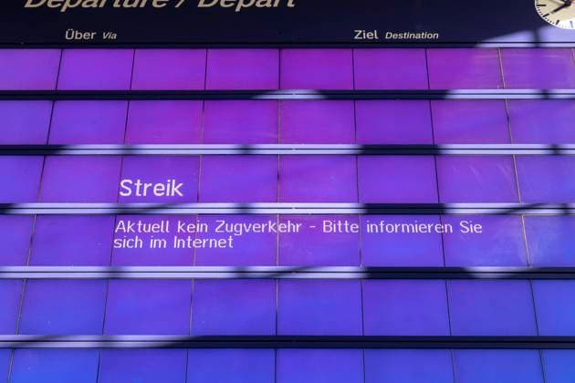 Bahnstreik der EVG, Themenbild, Symbolbild, 21.04.23 Lübeck Schleswig-Holstein Germany *** Railroad strike of the EVG, theme picture, symbol picture, 21 04 23 Lübeck Schleswig Holstein Germany Copyright: xAgentur54Gradx xFelixxKoenigx
