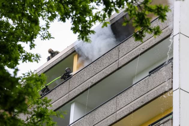 Einsatz eskaliert in Ratingen: Explosionen, Schüsse und schwerverletzte Einsatzkräfte Gegen 11:20 Uhr gab es am Donnerstag, 11.05.2023 in Ratingen in einem Hochhaus einen Polizeieinsatz wegen eines vermeintlichen Suizides. Hinzugerufene Feuerwehrleute öffneten die Wohnungstür, woraufhin die Polizei die Wohnung betrat. Wenige Sekunde später gab es eine enorme Explosion in der Wohnung wodurch mehrere Einsatzkräfte schwer verletzt wurden. In der Wohnung verblieb der Mieter, welcher sich dort verschanzte. Bei dem anschließenden Großeinsatz kamen zahlreiche SEK-Kräfte aus ganz NRW zum Einsatz, sieben Rettungshubschrauber wurden parallel eingesetzt. SEK-Beamte schossen von Nachbarbalkonen auf die Scheiben um anschließend vom angrenzende