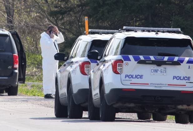 Kanada, Polizei-Ermittlungen nach Mord an Polizisten bei Bourget, Ontario May 11, 2023, Bourget, ON, Canada: A police investigator talks on a cellphone near the scene of a shooting where one Ontario Provincial Police officer was killed and two others were injured in the town of Bourget, Ont. on Thursday, May 11, 2023. Bourget Canada  - ZUMAc35_ 20230511_zaf_c35_010 Copyright: xPatrickxDoylex