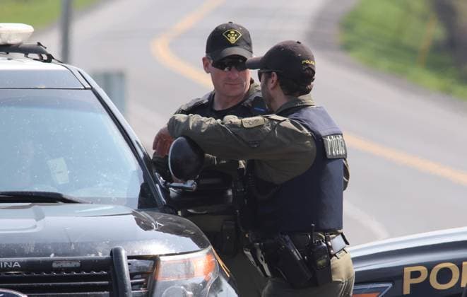 Kanada, Polizei-Ermittlungen nach Mord an Polizisten bei Bourget, Ontario May 11, 2023, Bourget, ON, Canada: OPP officers talk near the scene of a shooting where one Ontario Provincial Police officer was killed and two others were injured in the town of Bourget, Ont. on Thursday, May 11, 2023. Bourget Canada  - ZUMAc35_ 20230511_zaf_c35_023 Copyright: xPatrickxDoylex
