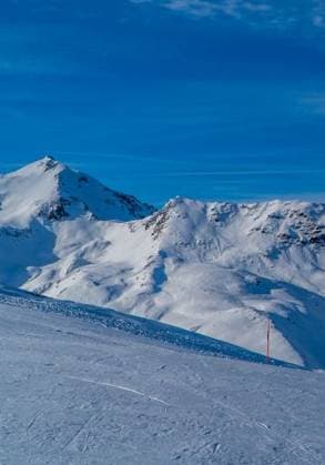 RECORD DATE NOT STATED A vertical shot of snowy mountain peaks near Livigno, Italy *** einer hoch erschossen des Verschneite Berg Bergriesen nahe Livigno, Italien 5152114