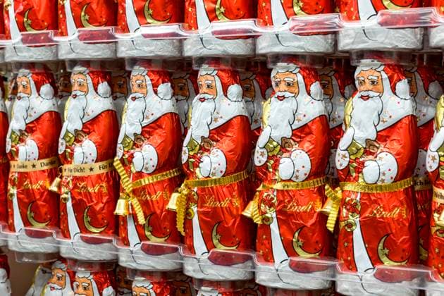 Viele Weihnachtsmänner aus Schokolade, Schokoladennikoläuse, Nikolaus, Weihnachtsmann, Regal im Supermarkt, Einkaufszentrum, Deutschland, Europa *** many Santas from Chocolate, Chocolate Nicolaus, Nicholas, Santa Claus, Shelf at Supermarket, Shopping center, Germany, Europe Copyright: imageBROKER RaimundxKutter iblrai08659371.jpg