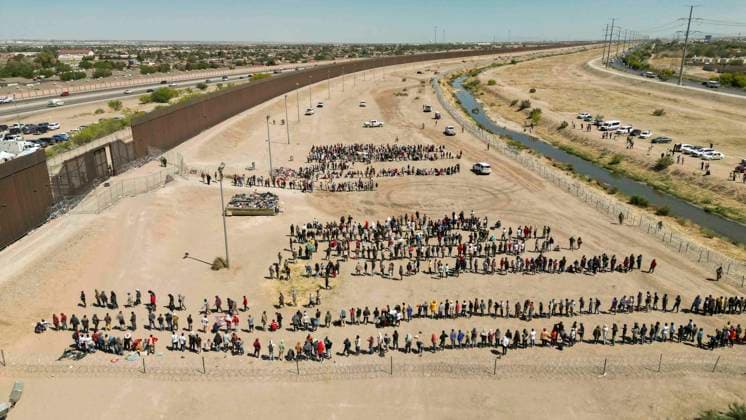 Aerial picture shows hundreds of migrants as they wait next to the border wall in El Paso, Texas, USA, 11 May 2023. The United States Border Patrol has detained 2,500 migrants in the last 48 hours and expects to complete their processing and transfer to its facilities in the next 24 hours, the head of the National Border Patrol, Raul Ortiz, announced Thursday. US Border Patrol detains 2,500 people in hours before the end of Title 42 !ACHTUNG: NUR REDAKTIONELLE NUTZUNG!  Copyright: xJonathanxFernandezx AME8786 20230512-de77e509d9ec72b08002c5d2ea17a2c4202f62cf