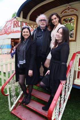 Entertainment Themen der Woche KW19 Entertainment Bilder des Tages RECORD DATE NOT STATED PREMIERE RONCALLI HAMBURG 11.05.2023 Bernhard Paul mit seiner Ehefrau Eliana Larible und den Toechtern Lili Paul und Vivien Paul, Gala Premiere von Roncalli auf der Moorweide, Hamburg, 11.05.2023 *** PREMIERE RONCALLI HAMBURG 11 05 2023 Bernhard Paul with his wife Eliana Larible and daughters Lili Paul and Vivien Paul, Gala Premiere of Roncalli at the Moorweide, Hamburg, 11 05 2023 Copyright: xEventpressxMPx