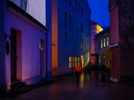 RECORD DATE NOT STATED Woman with a red umbrella in rainy old town in Tartu, Eston *** Frau mit einer Roter Regenschirm ÊIn verregnet Alte Städtchens ÊIn Tartu, Eston 5442800