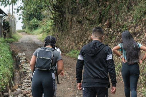 IMAGO Creative: Sommer, In den Bergen Three young Hispanic people hiking through the Colombian mountains *** Drei Jung hispanisch Personen Wandern durch der kolumbianisch Gebirge 5459898 ,model released, Symbolfoto