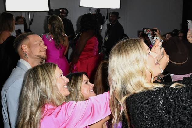 May 11, 2023, Frisco, TX, USA: Kane Brown with fans at the 58th Academy Of Country Music Awards at The Ford Center at The Star on May 11, 2023 in Frisco, Texas. Frisco USA - ZUMAs181 20230511_zea_s181_231 Copyright: xCaseyxFlaniganx
