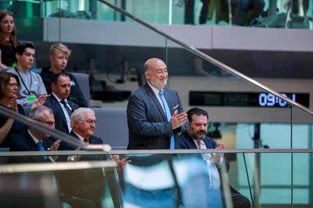 Bilder des Jahres 2023, News 05 Mai News Themen der Woche KW19 News Bilder des Tages 104. Sitzung des Bundestages am 12. Mai 2023 Deutschland, Berlin am 12.05.2023: zur Anlass 75. Jahrestag Gründung des Staates Israel sind Ron Prosor, der Botschafter des Staates Israel in Deutschland und Bundespräsident Frank-Walter Steinmeier als Ehrengäste in den Bundestag eingeladen worden. Von Volker Beck, Präsident der Deutsch-Israelische Gesellschaft (DIG) begleitet. *** 104 Session of the Bundestag on 12 May 2023 Germany, Berlin on 12 05 2023 to mark the 75th anniversary of the founding of the State of Israel, Ron Prosor, the Ambassador of the State of Israel in Germany and Federal President Frank Walter Steinmeier have been invited to the Bundestag as guests of honor Accompanied by Volker Beck, President of the German Israel Soc