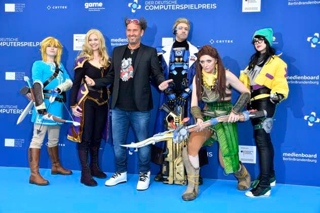 Tom Lehel mit den Cosplayern Link, Zelda, Soldier 76, Aloy und Killjoy bei der Verleihung des Deutschen Computerspielpreises 2023 im Spindler & Klatt. Berlin, 11.05.2023