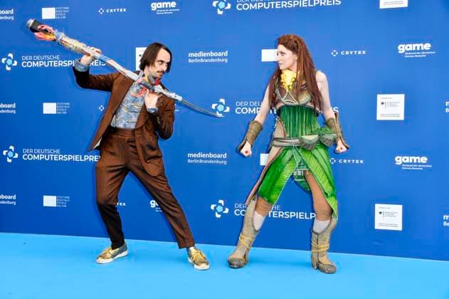 Andy Strauß mit Cosplayer Aloy bei der Verleihung des Deutschen Computerspielpreises 2023 im Spindler & Klatt. Berlin, 11.05.2023