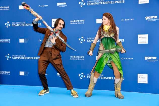 Andy Strauß mit Cosplayer Aloy bei der Verleihung des Deutschen Computerspielpreises 2023 im Spindler & Klatt. Berlin, 11.05.2023