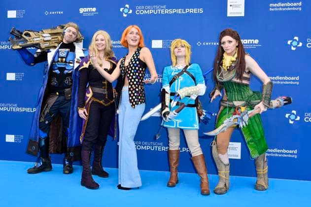 Alli Neumann mit den Cosplayern Soldier 76, Zelda, Link und Aloy bei der Verleihung des Deutschen Computerspielpreises 2023 im Spindler & Klatt. Berlin, 11.05.2023