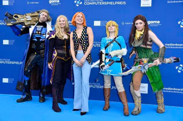 Alli Neumann mit den Cosplayern Soldier 76, Zelda, Link und Aloy bei der Verleihung des Deutschen Computerspielpreises 2023 im Spindler & Klatt. Berlin, 11.05.2023