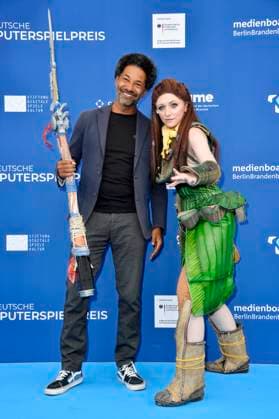 Tyron Ricketts mit Cosplayer Aloy bei der Verleihung des Deutschen Computerspielpreises 2023 im Spindler & Klatt. Berlin, 11.05.2023
