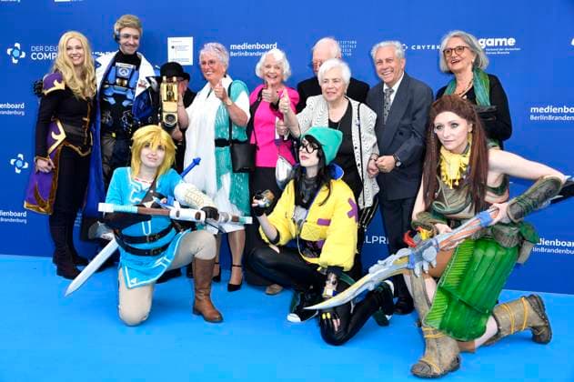 Senioren Zocken mit Cosplayern bei der Verleihung des Deutschen Computerspielpreises 2023 im Spindler & Klatt. Berlin, 11.05.2023