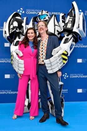 Katrin Bauerfeind und Uke Bosse mit Gamescom Bot bei der Verleihung des Deutschen Computerspielpreises 2023 im Spindler & Klatt. Berlin, 11.05.2023