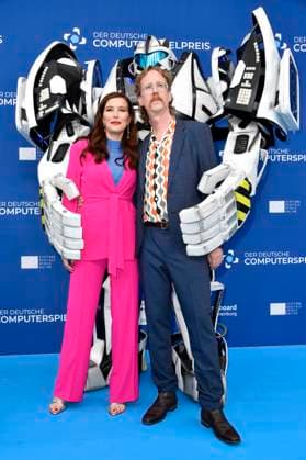 Katrin Bauerfeind und Uke Bosse mit Gamescom Bot bei der Verleihung des Deutschen Computerspielpreises 2023 im Spindler & Klatt. Berlin, 11.05.2023