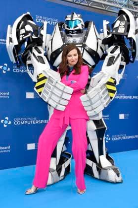 Katrin Bauerfeind mit Gamescom Bot bei der Verleihung des Deutschen Computerspielpreises 2023 im Spindler & Klatt. Berlin, 11.05.2023