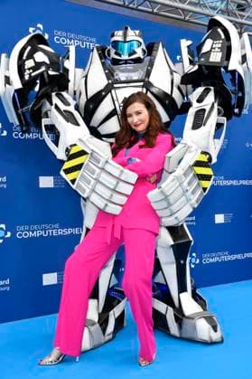 Katrin Bauerfeind mit Gamescom Bot bei der Verleihung des Deutschen Computerspielpreises 2023 im Spindler & Klatt. Berlin, 11.05.2023