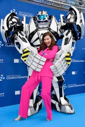 Katrin Bauerfeind und Gamescom Bot bei der Verleihung des Deutschen Computerspielpreises 2023 im Spindler & Klatt. Berlin, 11.05.2023