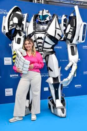 Olivia Osthushenrich aka Ollimeee mit Gamescom Bot bei der Verleihung des Deutschen Computerspielpreises 2023 im Spindler & Klatt. Berlin, 11.05.2023