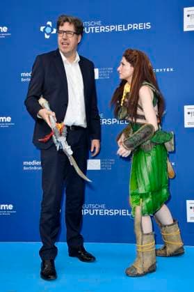 Michael Kellner mit Cosplayer Aloy bei der Verleihung des Deutschen Computerspielpreises 2023 im Spindler & Klatt. Berlin, 11.05.2023