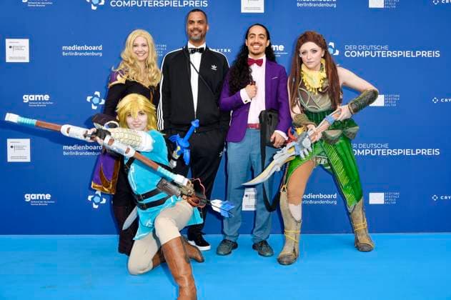 Patrice Bouedibela und Masud Akbarzadeh mit den Cosplayern Zelda, Link und Aloy bei der Verleihung des Deutschen Computerspielpreises 2023 im Spindler & Klatt. Berlin, 11.05.2023