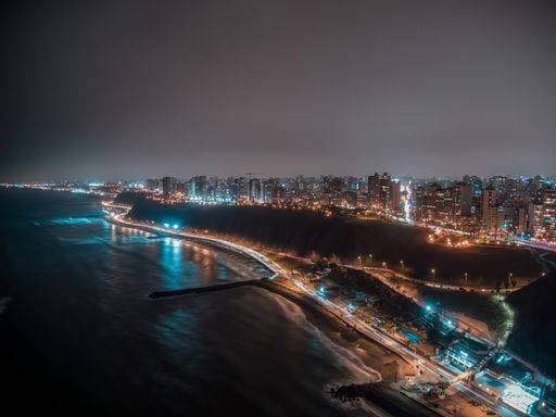 RECORD DATE NOT STATED An areal view over the Pacific coast of Miraflores district in Lima, Peru at night *** An&Verkauf areal Ansicht trueber der Pazifik Küste des Miraflores Kreis ÊIn Lima, Perus im Nacht 5497346