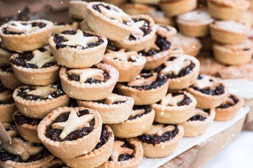 RECORD DATE NOT STATED A closeup of Piles of delicious Christmas mince pies at Bath Christmas market *** einer closeupe des tuermt des Köstlich Weihnachten mincers Pasteten im Bade Weihnachten Markt 5513822