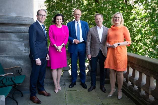 Entertainment Themen der Woche KW19 Filmempfang der CDU CSU-Bundestagsfraktion Gruppenfotoo Alexander Dobrindt Vorsitzender der CSU-Landesgruppe, Dorothee Baer stellvertretenden Vorsitzenden der CSU-Bundestagsfraktion, CDU Bundesvorsitzender Friedrich Merz, Praesidenten der Filmakademie, Florian Gallenberger, Dr. Christiane Schenderlein gemeinsam auf dem Filmempfang der CDU CSU-Bundestagsfraktion in der Deutsche Parlamentarische Gesellschaft auf Grund der bevorstehenden Verleihung des Deutschen Filmpreis Berlin Berlin Deutschland *** Film reception of the CDU CSU parliamentary group group photo Alexander Dobrindt chairman of the CSU state group, Dorothee Baer deputy chairwoman of the CSU parliamentary group, CDU federal chairman Friedrich Merz, presidents of the film acade